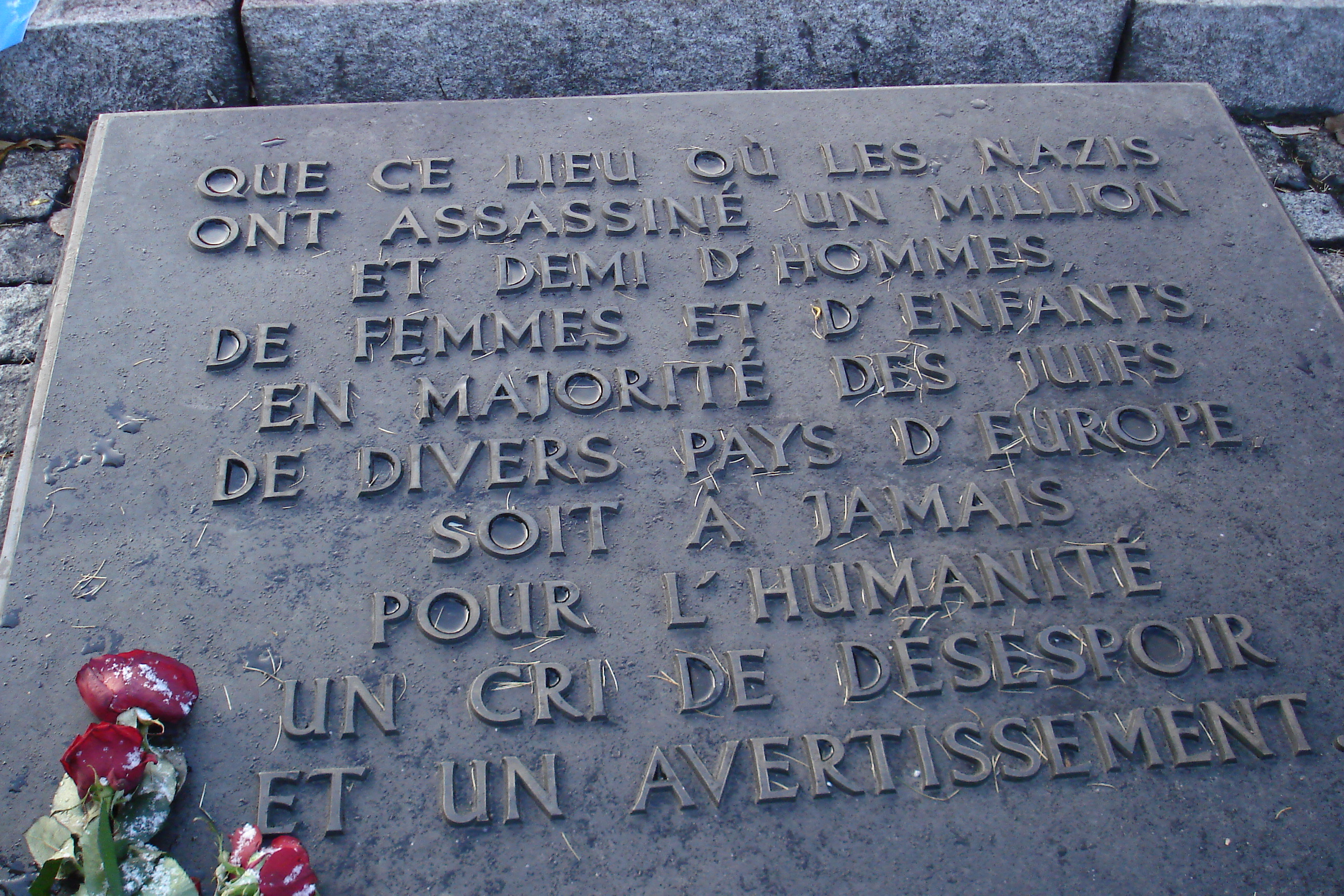 plaque en franais inaugure par le Prsident de la Rpublique Franaise en 2006
